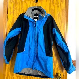 Woman’s The North Face Jacket Size Medium Color Blue/ Black Grey interiorPockets